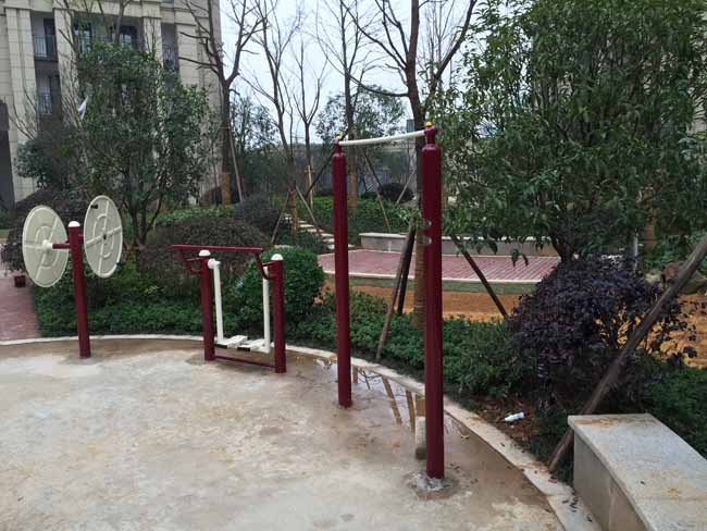 波隆城市花园室外健身器材安装实例,湖南室外健身器材,湖南室外休闲椅,湖南儿童滑梯,湖南运动场地,长沙人造草皮,长沙室内外运动地板,长沙球场围栏,长沙室外健身器材,长沙室外休闲椅,长沙儿童滑梯,长沙运动场地,长沙多威体育用品有限公司