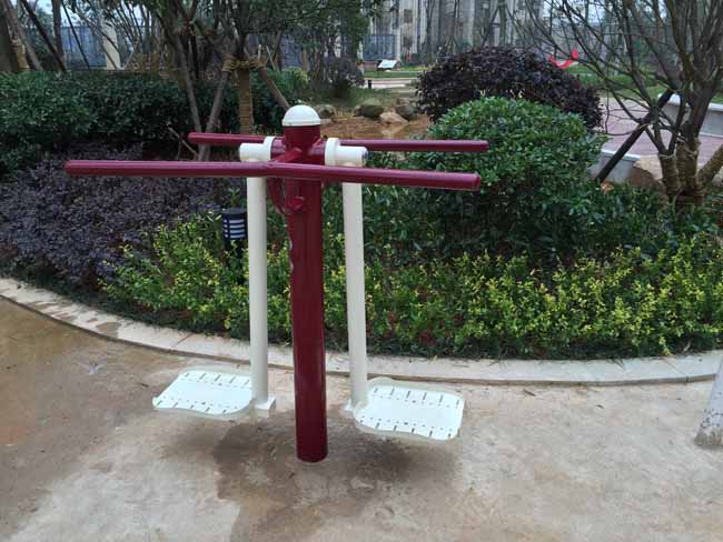 波隆城市花园室外健身器材安装实例,湖南室外健身器材,湖南室外休闲椅,湖南儿童滑梯,湖南运动场地,长沙人造草皮,长沙室内外运动地板,长沙球场围栏,长沙室外健身器材,长沙室外休闲椅,长沙儿童滑梯,长沙运动场地,长沙多威体育用品有限公司