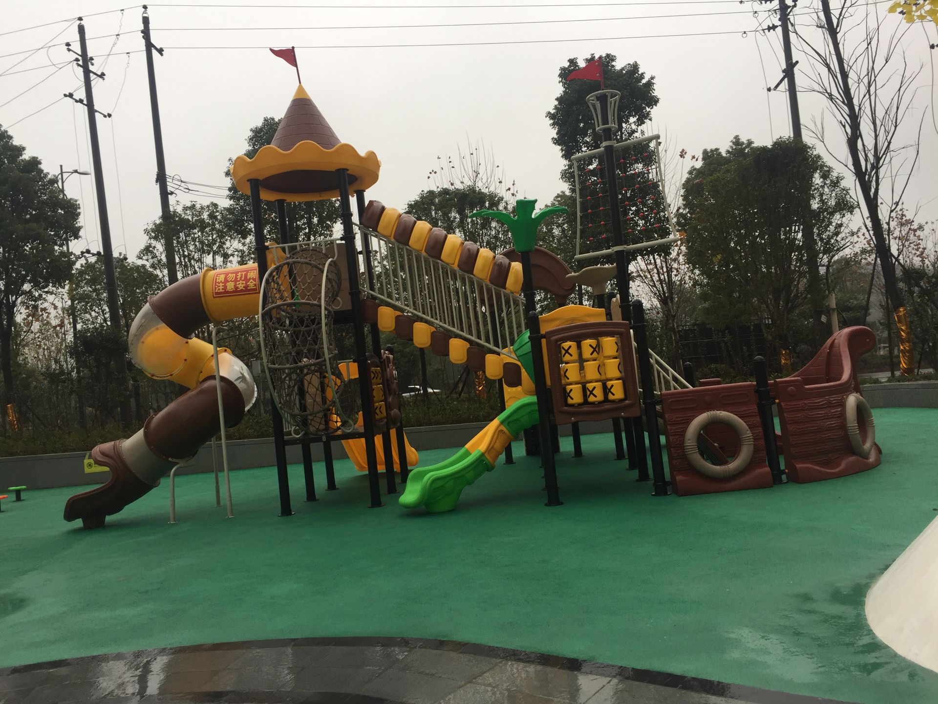 长沙金侨风华府小区滑梯安装实拍,湖南室外健身器材,湖南室外休闲椅,湖南儿童滑梯,湖南运动场地,长沙人造草皮,长沙室内外运动地板,长沙球场围栏,长沙室外健身器材,长沙室外休闲椅,长沙儿童滑梯,长沙运动场地,长沙多威体育用品有限公司